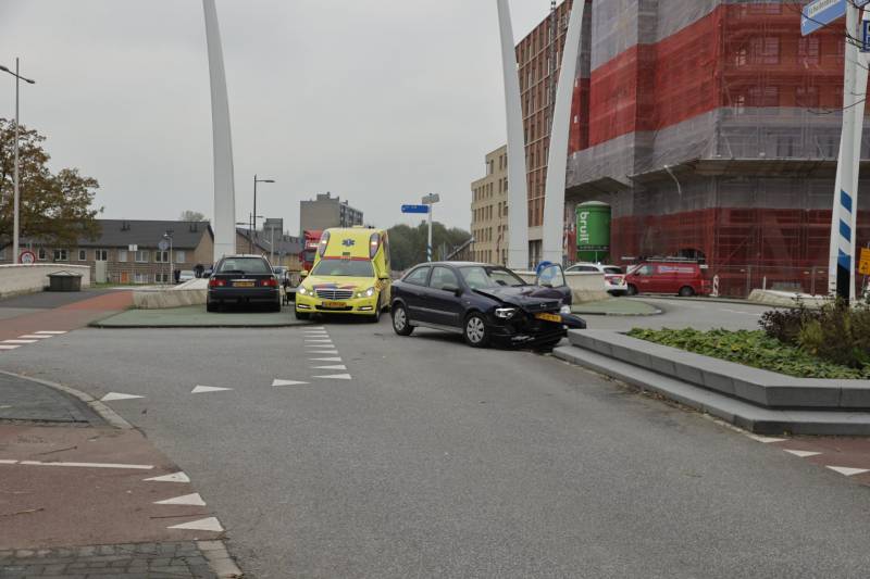 DHL bestelbus op zijn kant na aanrijding