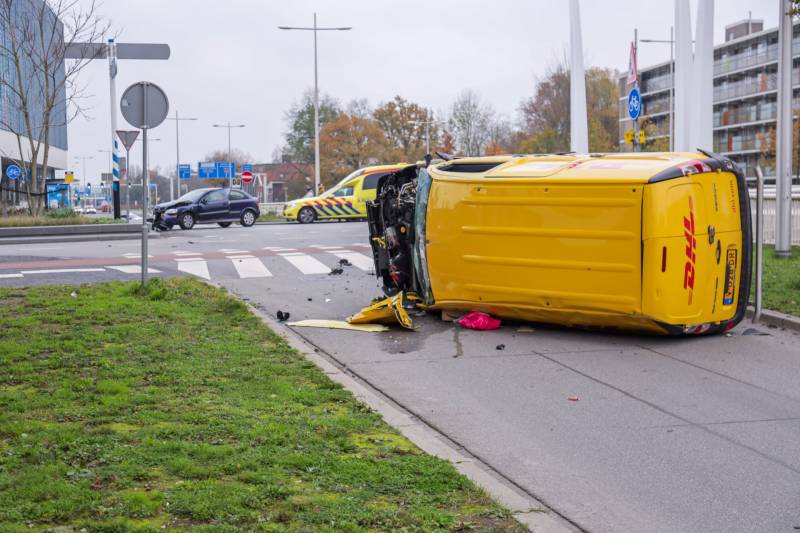 DHL bestelbus op zijn kant na aanrijding