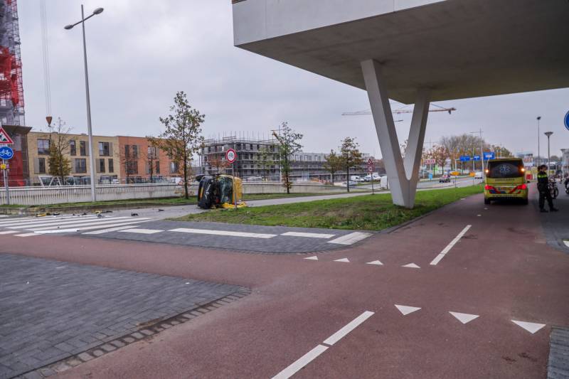 DHL bestelbus op zijn kant na aanrijding