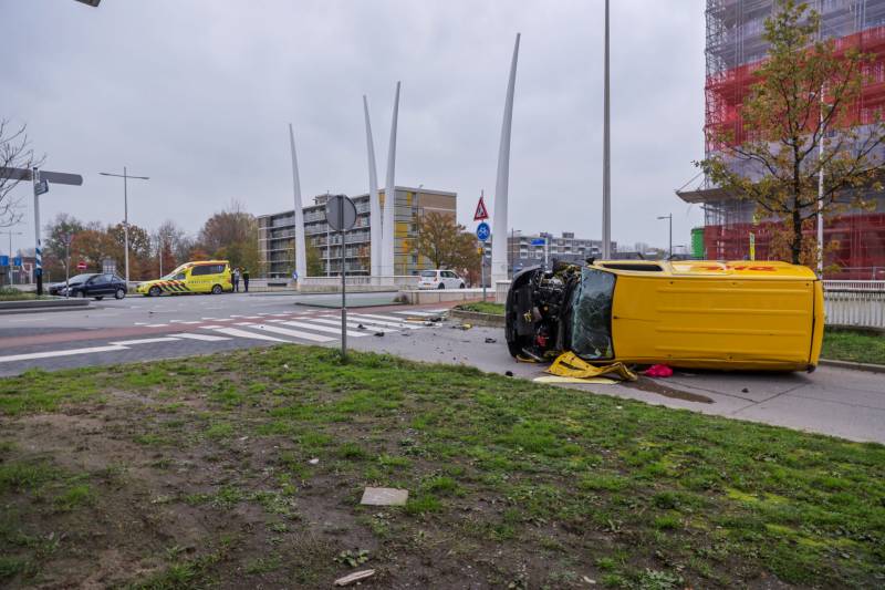 DHL bestelbus op zijn kant na aanrijding