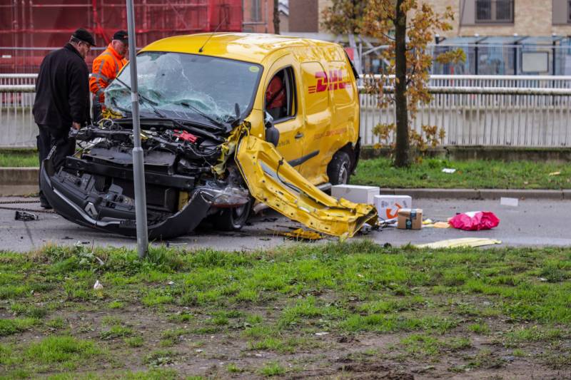 DHL bestelbus op zijn kant na aanrijding