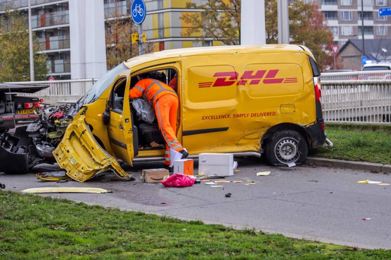 DHL bestelbus op zijn kant na aanrijding