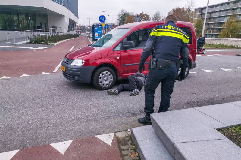 DHL bestelbus op zijn kant na aanrijding