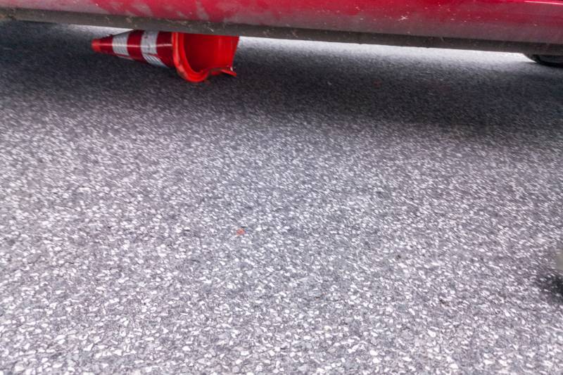 DHL bestelbus op zijn kant na aanrijding