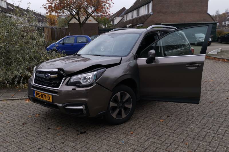 Scooterrijder maakt harde smak na botsing met auto