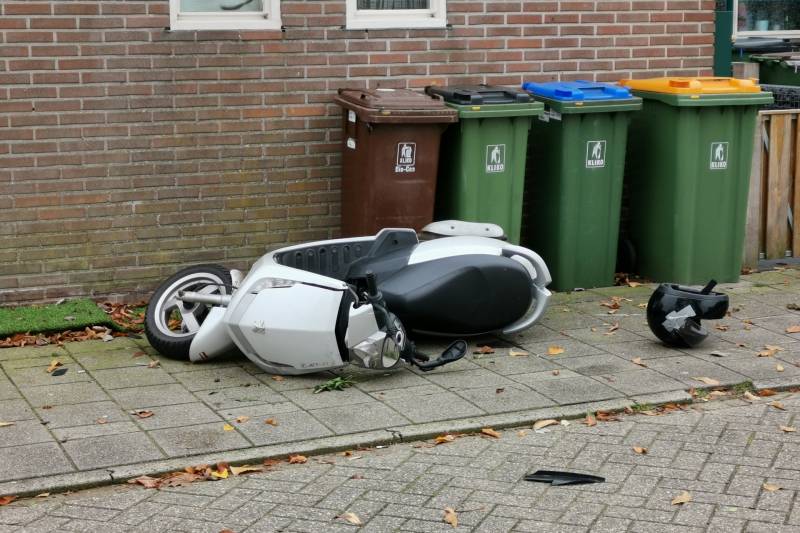 Scooterrijder maakt harde smak na botsing met auto