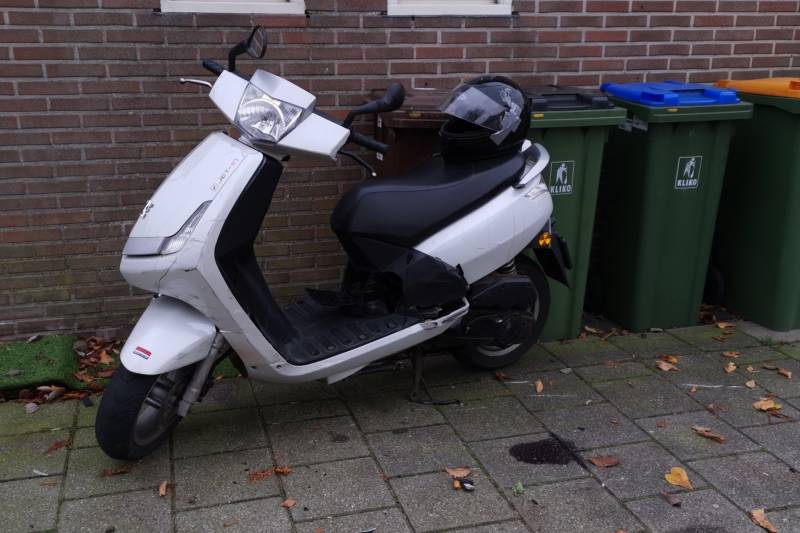 Scooterrijder maakt harde smak na botsing met auto