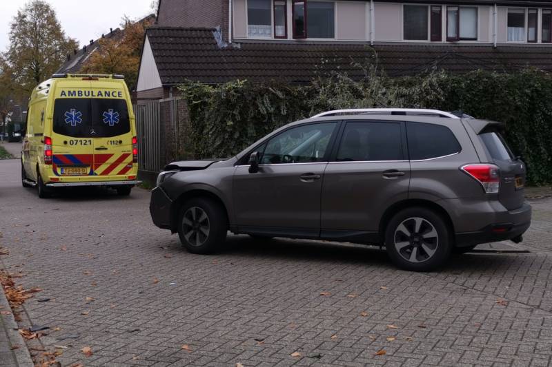 Scooterrijder maakt harde smak na botsing met auto