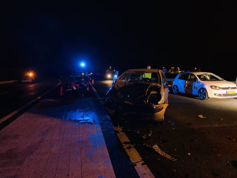 Meerdere auto's botsen op elkaar