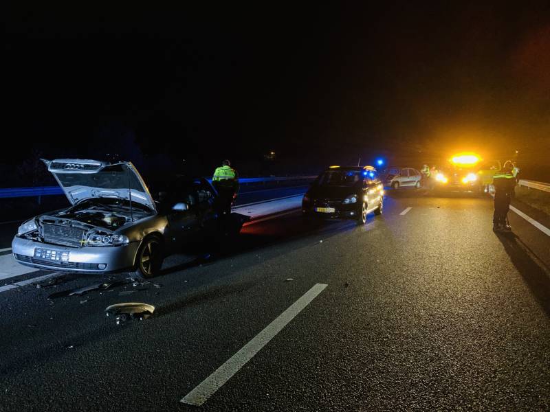 Meerdere auto's botsen op elkaar