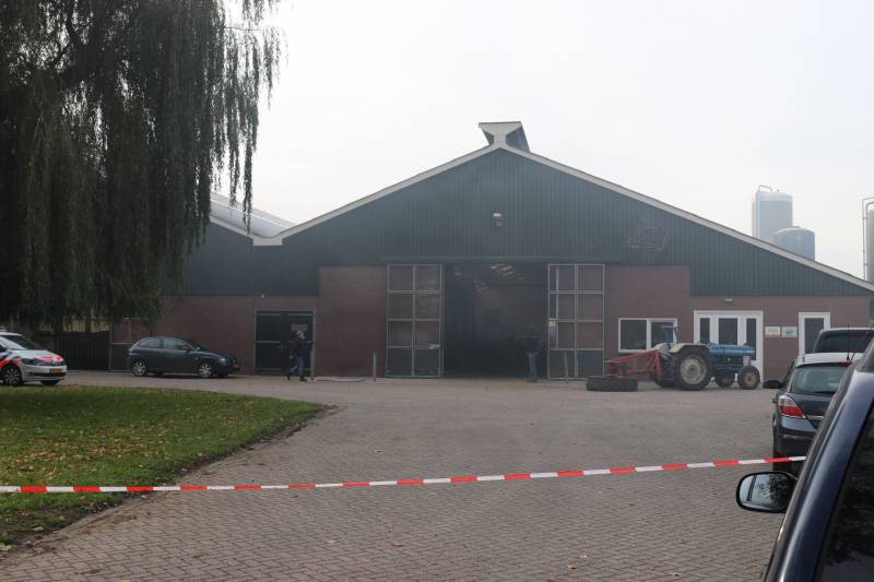 Landbouwmachine vat vlam in stal met 200 koeien