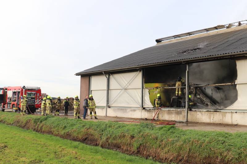 Landbouwmachine vat vlam in stal met 200 koeien