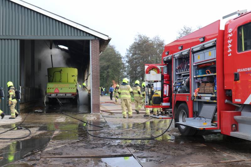 Landbouwmachine vat vlam in stal met 200 koeien