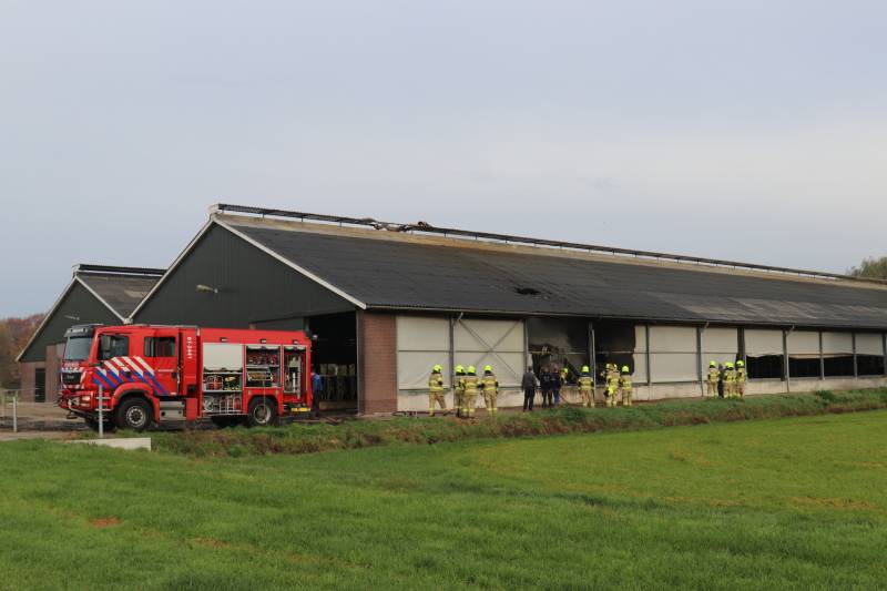 Landbouwmachine vat vlam in stal met 200 koeien