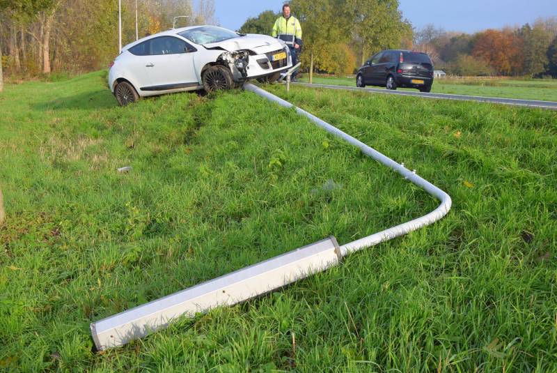 Automobilist ramt lantaarnpaal