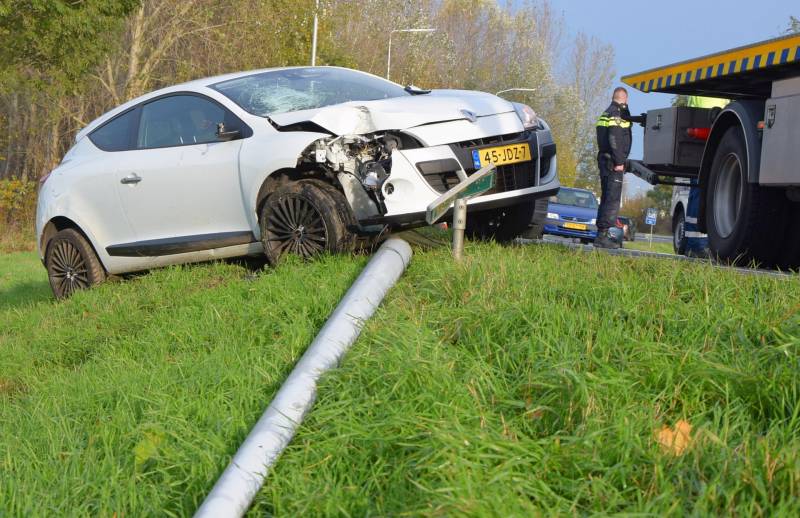 Automobilist ramt lantaarnpaal