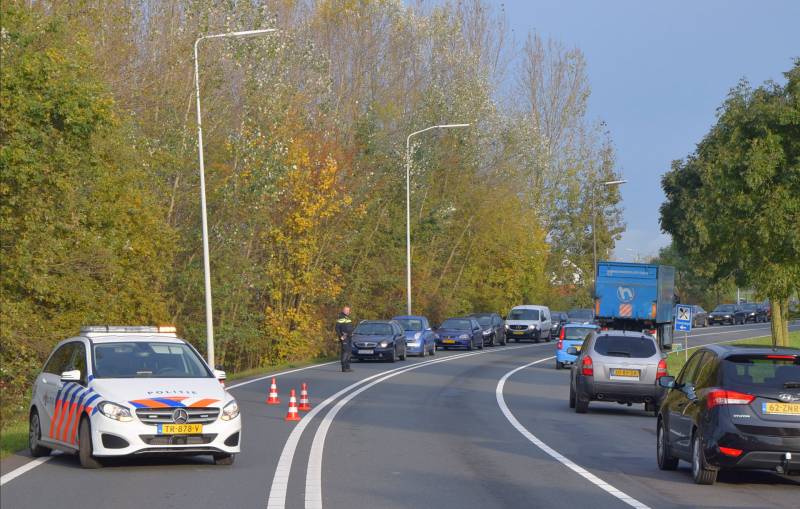 Automobilist ramt lantaarnpaal