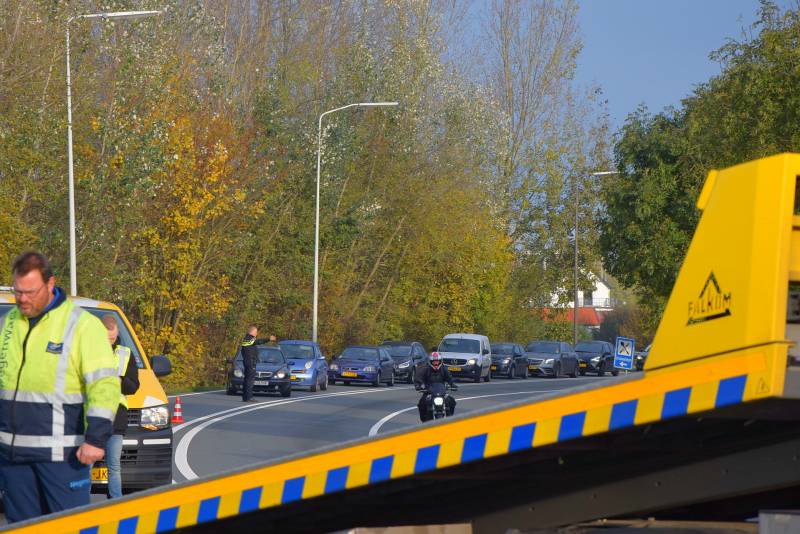 Automobilist ramt lantaarnpaal