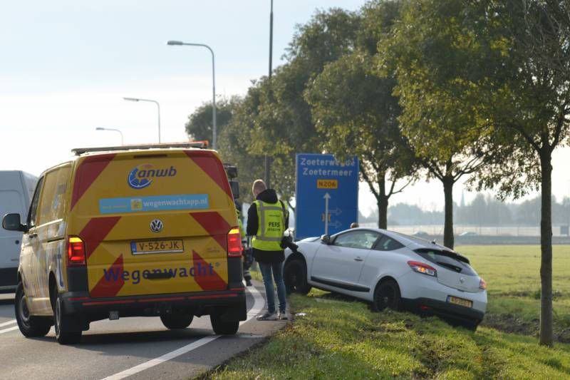 Automobilist ramt lantaarnpaal