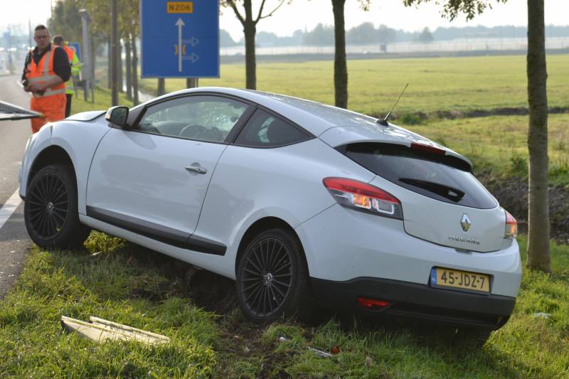 Automobilist ramt lantaarnpaal