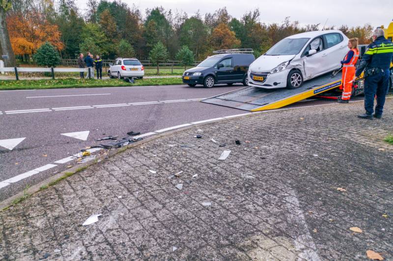 Flinke ravage bij aanrijding op kruising