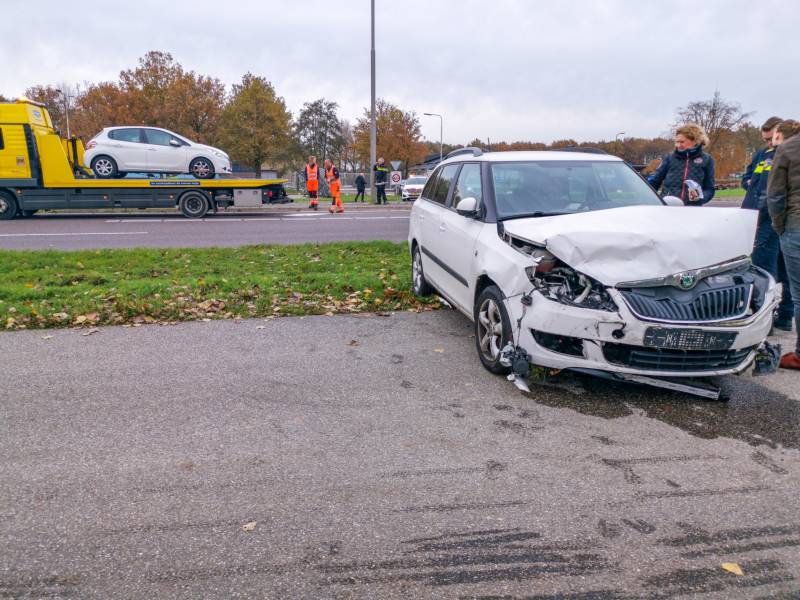Flinke ravage bij aanrijding op kruising