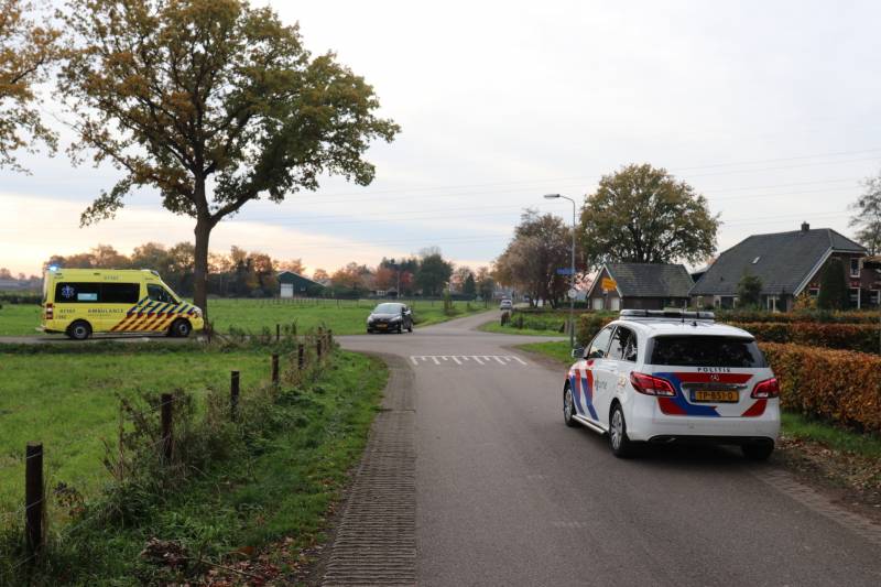Scooter botst op aanhanger van auto