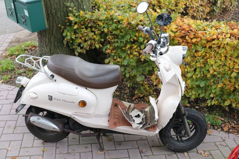 Scooter botst op aanhanger van auto