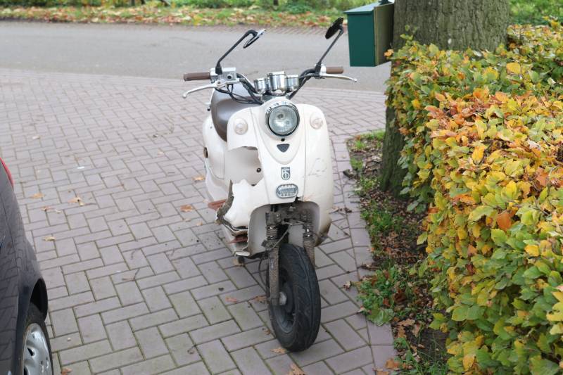 Scooter botst op aanhanger van auto