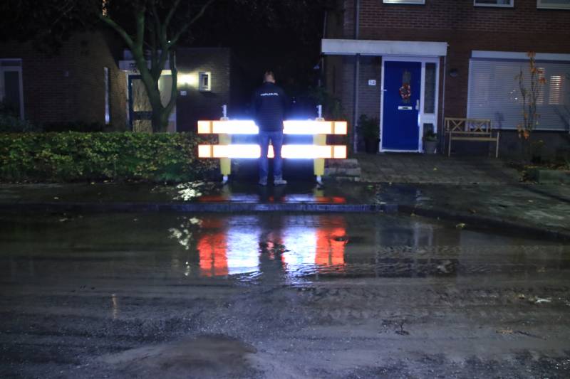 Straat blank na gesprongen waterleiding
