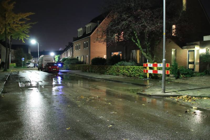 Straat blank na gesprongen waterleiding