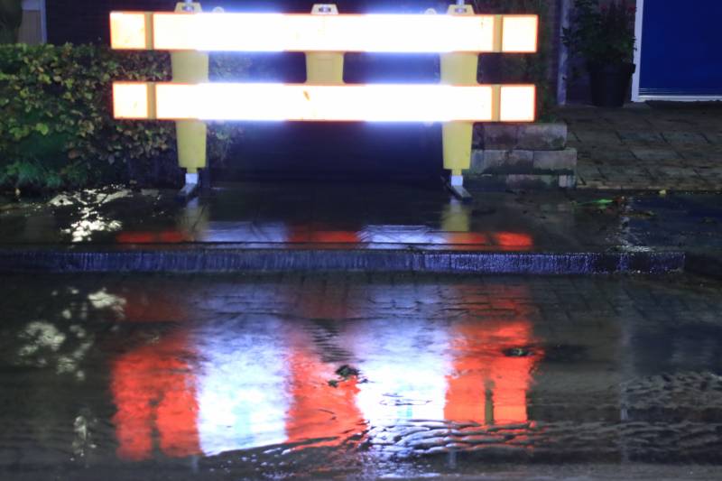 Straat blank na gesprongen waterleiding