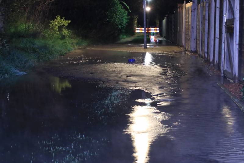Straat blank na gesprongen waterleiding