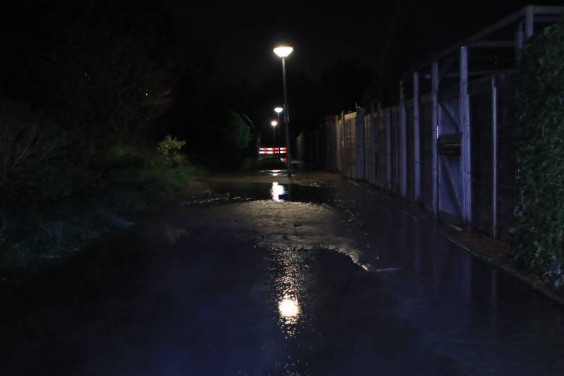 Straat blank na gesprongen waterleiding