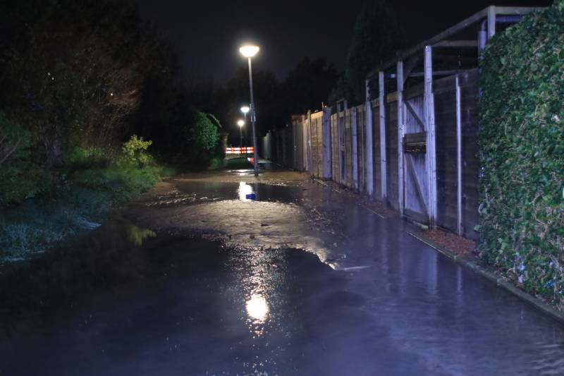 Straat blank na gesprongen waterleiding