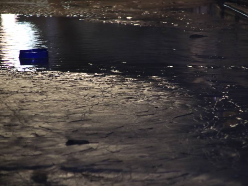 Straat blank na gesprongen waterleiding