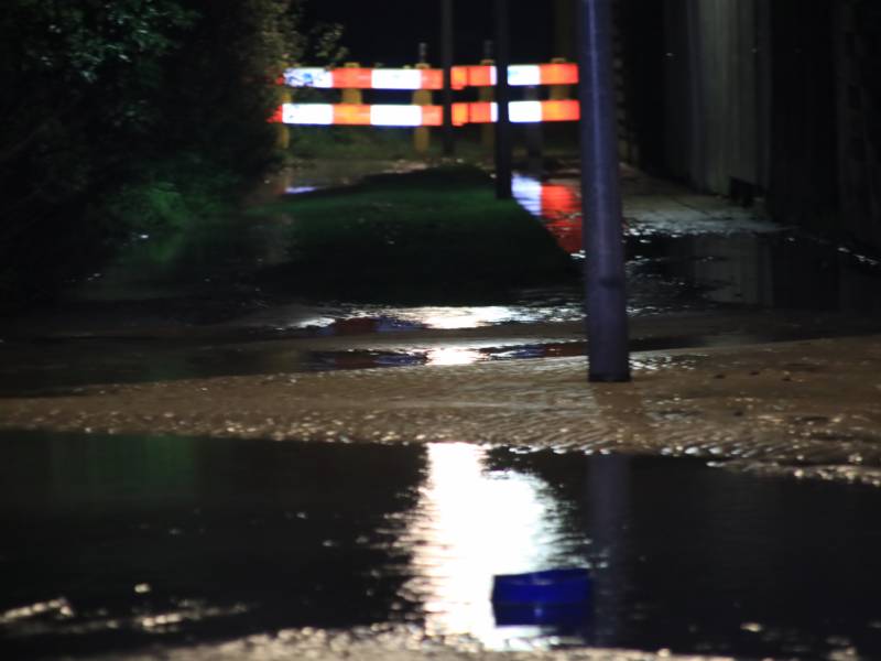 Straat blank na gesprongen waterleiding