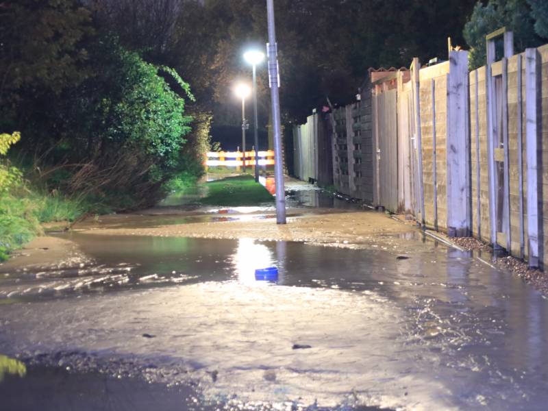 Straat blank na gesprongen waterleiding