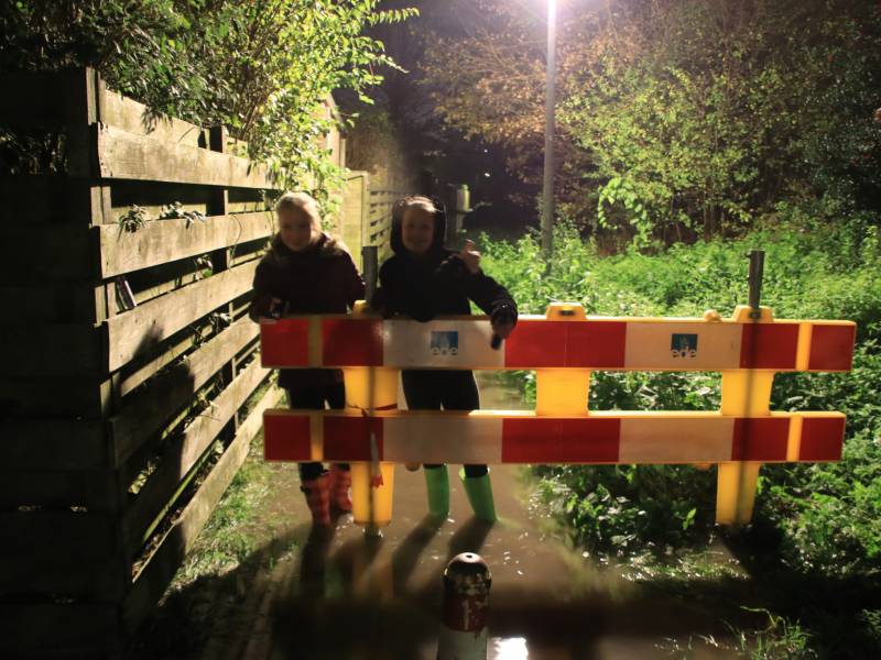 Straat blank na gesprongen waterleiding