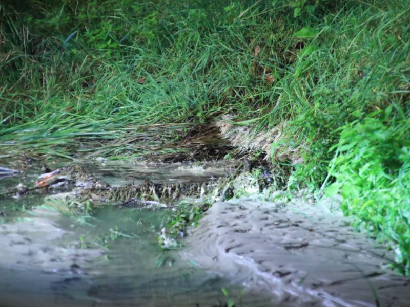 Straat blank na gesprongen waterleiding