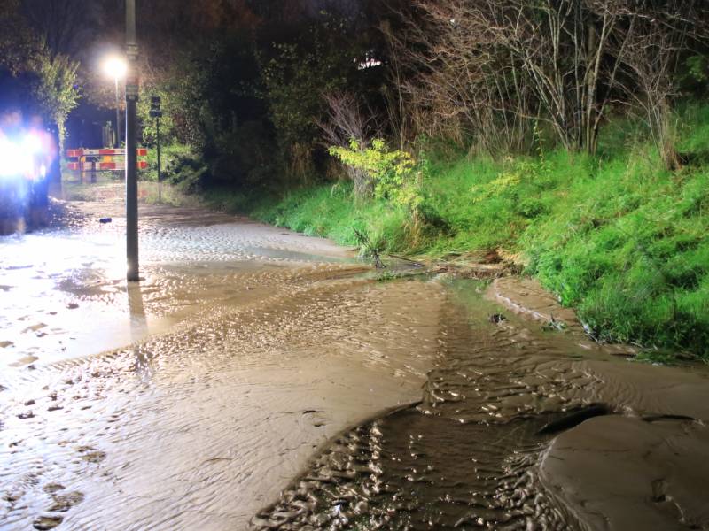 Straat blank na gesprongen waterleiding