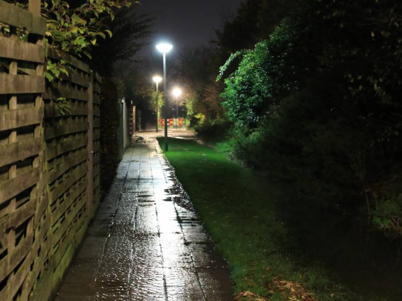 Straat blank na gesprongen waterleiding