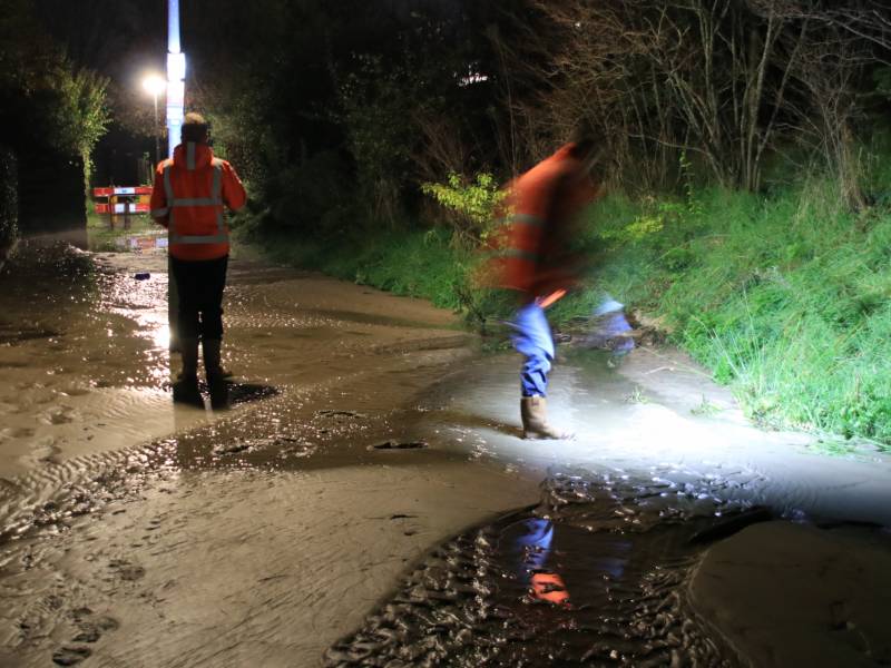 Straat blank na gesprongen waterleiding