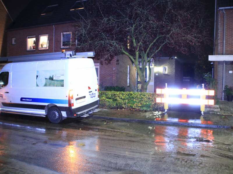 Straat blank na gesprongen waterleiding