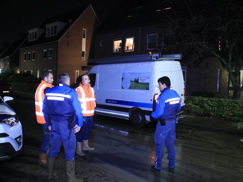 Straat blank na gesprongen waterleiding