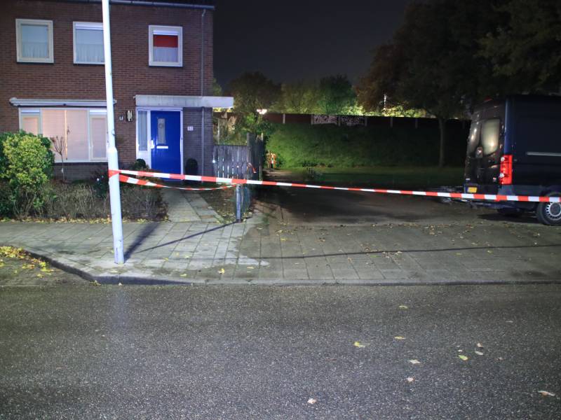 Straat blank na gesprongen waterleiding