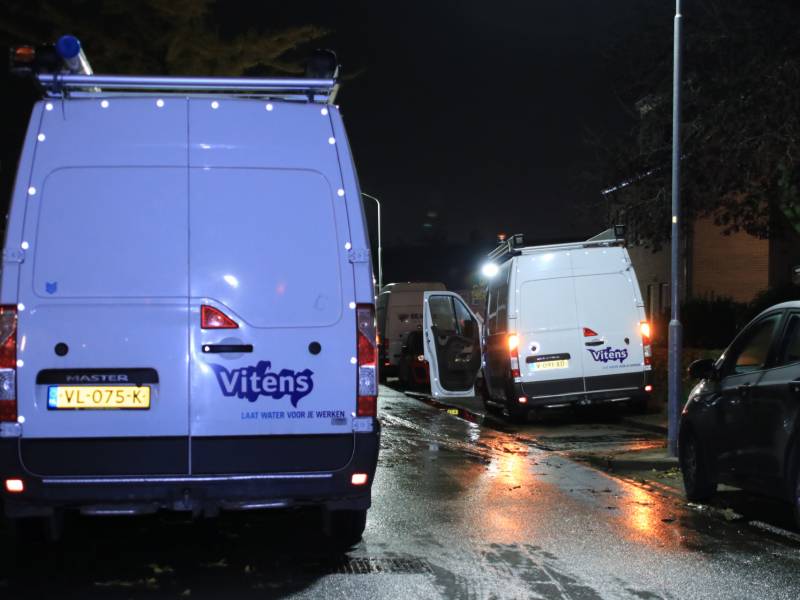 Straat blank na gesprongen waterleiding