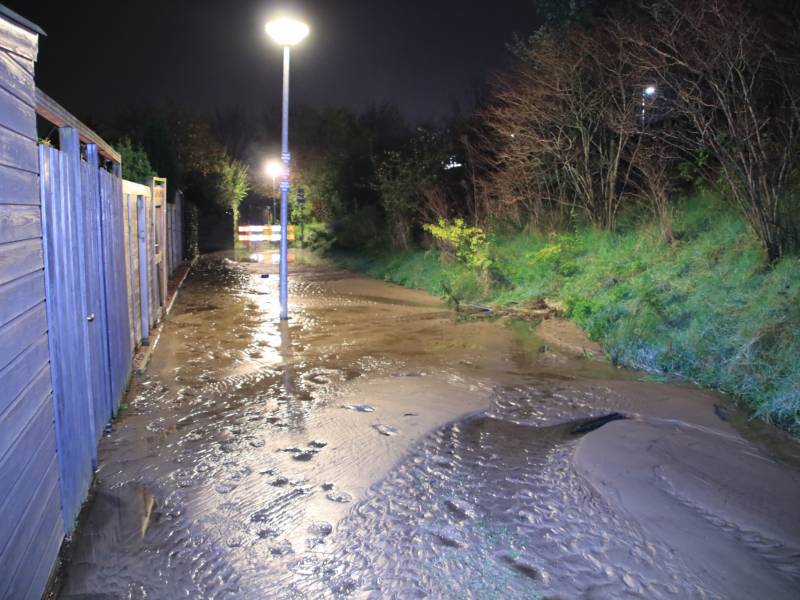 Straat blank na gesprongen waterleiding