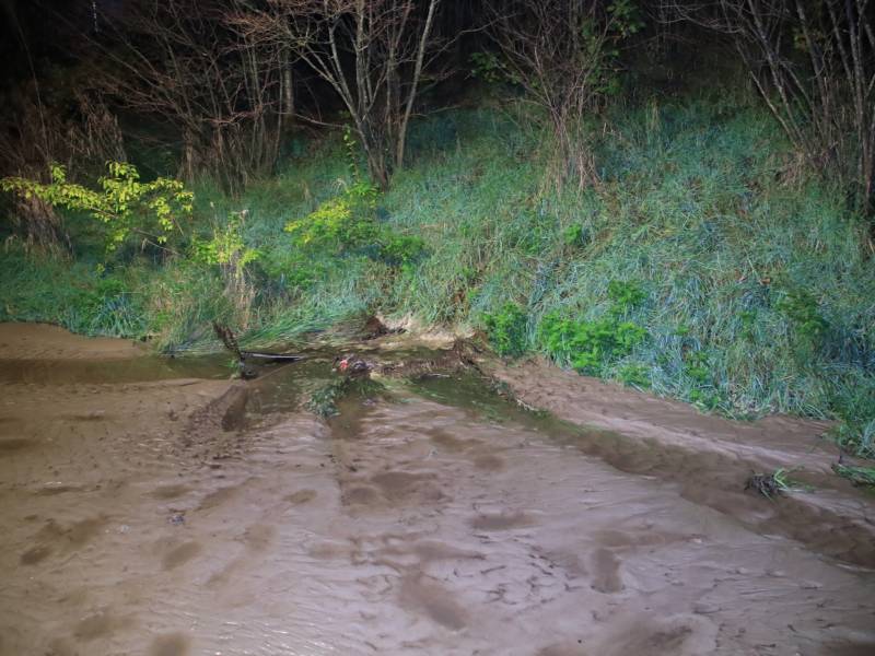Straat blank na gesprongen waterleiding
