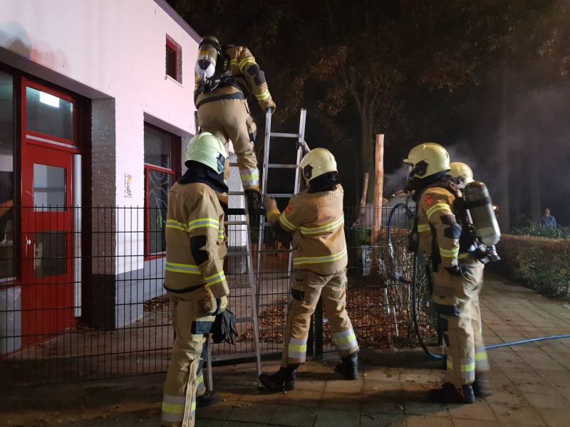 Flinke brand in container naast basisschool